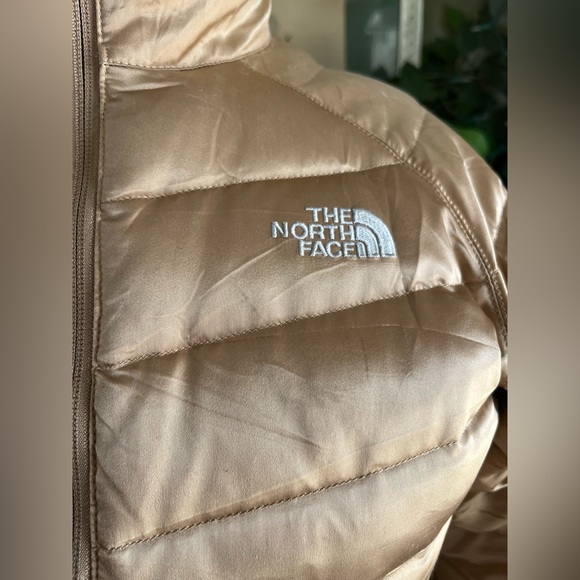 The North Face Women's Gold Puffer Jacket - Picture 4 of 12